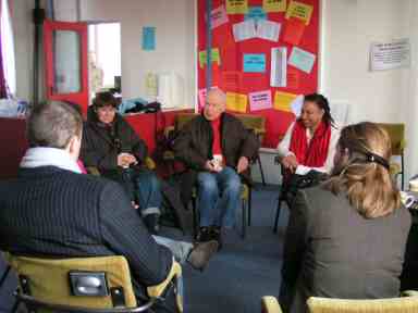 Peter Brook discussing the production with the Extant team