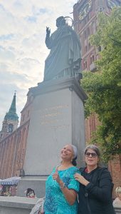 Maria and Anna smiling below the Nicholas Coppernicus statue.